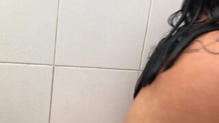 Big booty babe gets her dirty on in a seedy stall