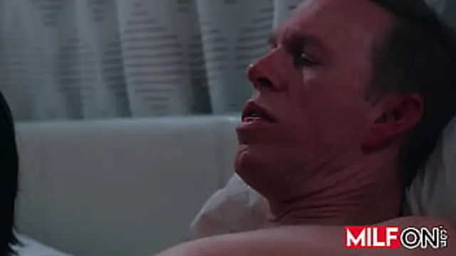 Dana Vespoli sucks Mark Wood′s fat cock🍆 like a hungry little piggy