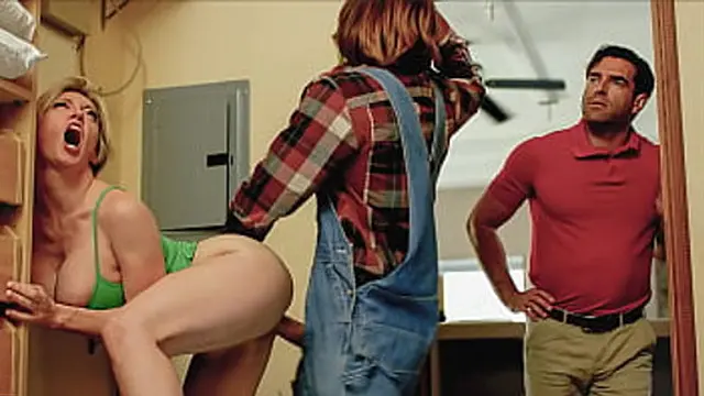 Sexy Mature Woman Secrets Her Flirt with the Tech Guy