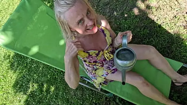 Sweet toy I play with my wet pussy🌮️ on a hot summer day