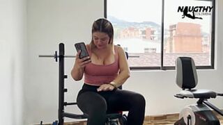He gr磨es alone at the gym while chatting with his sex partner
