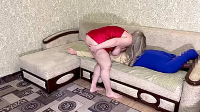 Mature stepmom missed a big cock and let it into her mouth and anal