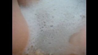 Annie Soaks In Monster-Size Bubble浴 For Intimate Pleasure
