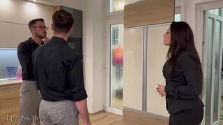 Double penetration for the real estate agent – Pussy and Ass destroyed during visit