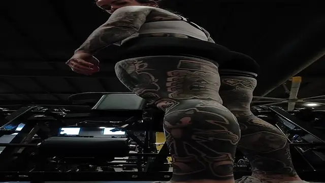 MILF with big ass works out at the gym