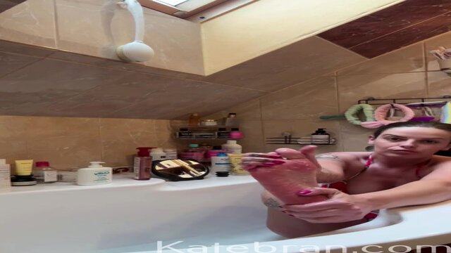 Busty COUGAR Katy shows off her drenched soles and perfect toes in a bathtub