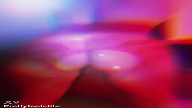 Blonde MILF shows off big booty and feet